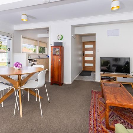 2 Bedroom Home Away From Home Near Cbd & Private Parking Hamilton Exteriör bild