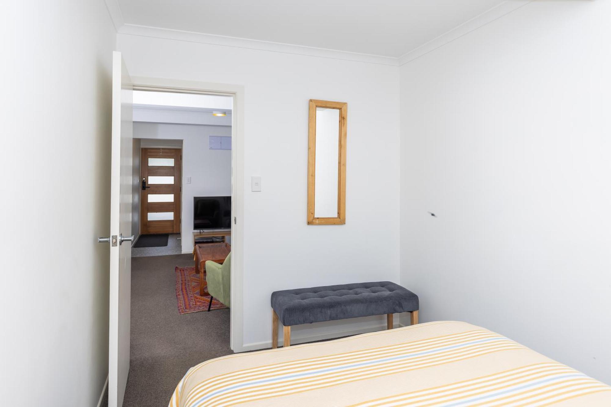 2 Bedroom Home Away From Home Near Cbd & Private Parking Hamilton Exteriör bild