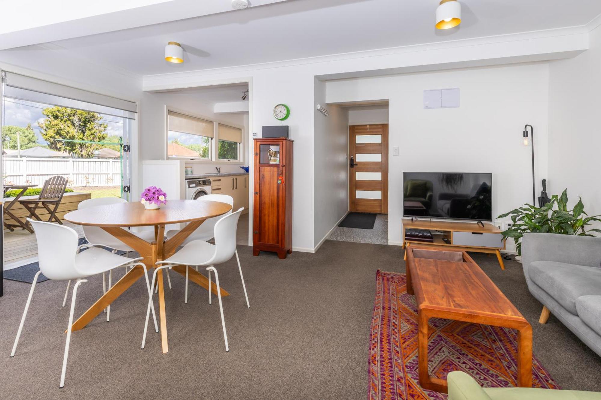 2 Bedroom Home Away From Home Near Cbd & Private Parking Hamilton Exteriör bild