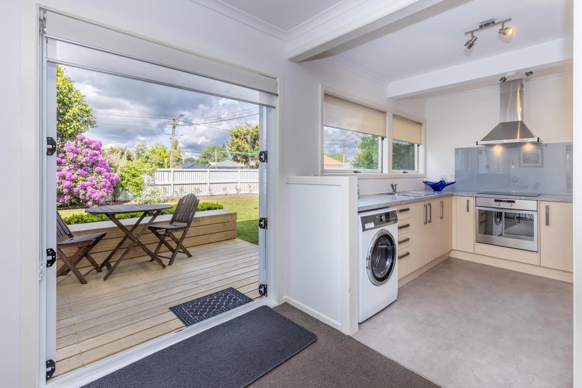 2 Bedroom Home Away From Home Near Cbd & Private Parking Hamilton Exteriör bild