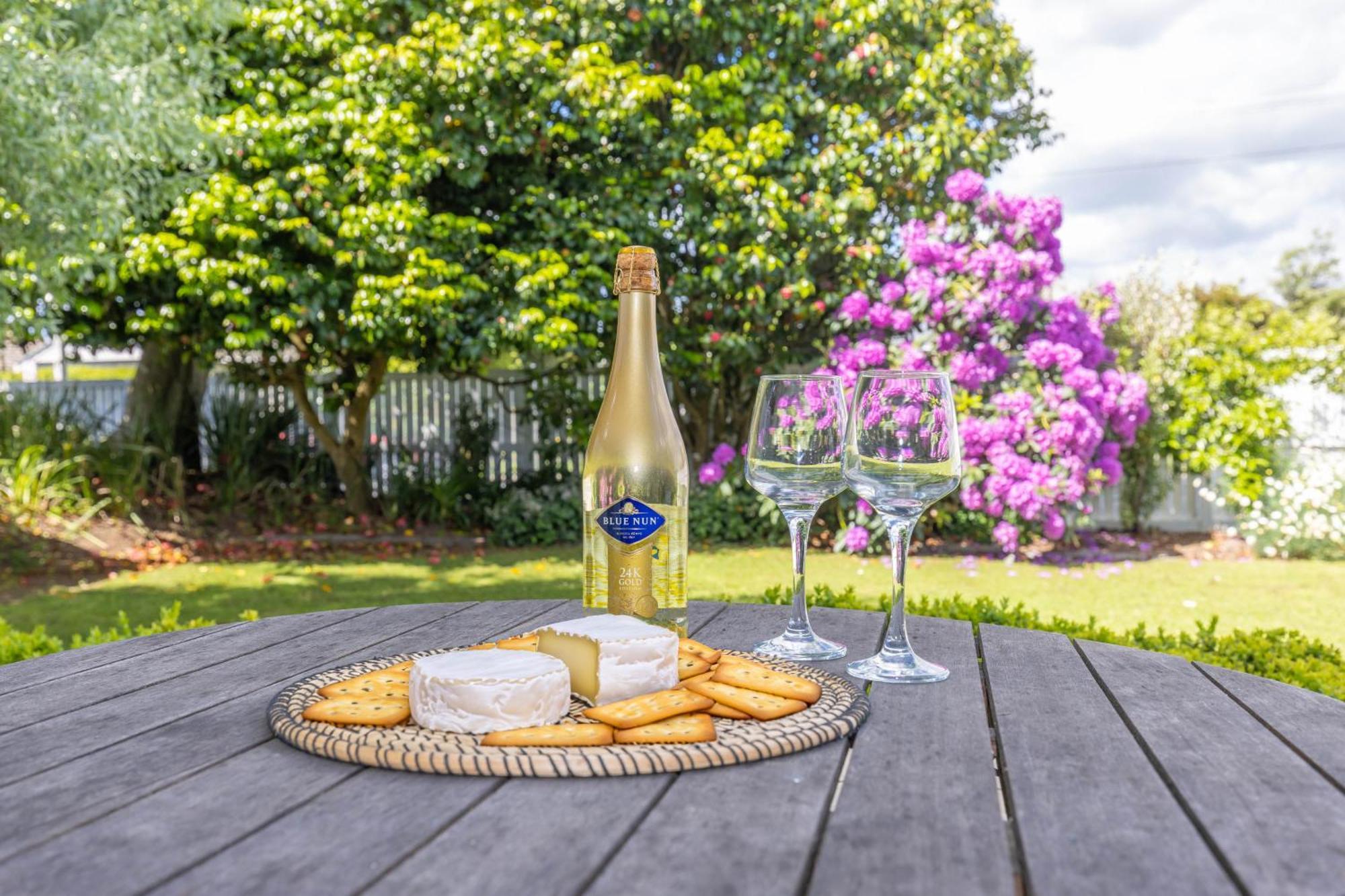 2 Bedroom Home Away From Home Near Cbd & Private Parking Hamilton Exteriör bild